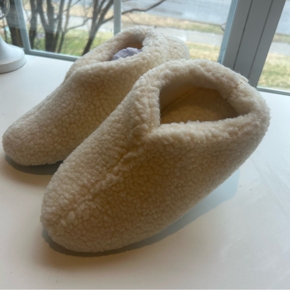 Unbranded boutique NEW cream colored cozy sherpa slippers ladies Large,  7-9.5 - Picture 2 of 6